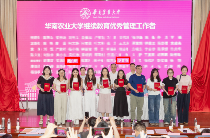 花育芬副主任（左二）、林丽副主任（左三）